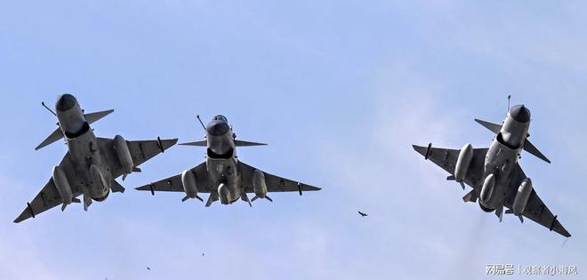 歼10强势崛起美媒称台海战事美军将处于劣势。